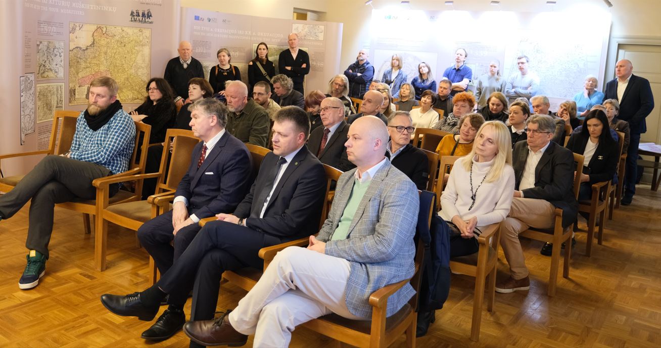 paroda klausytojai.JPG